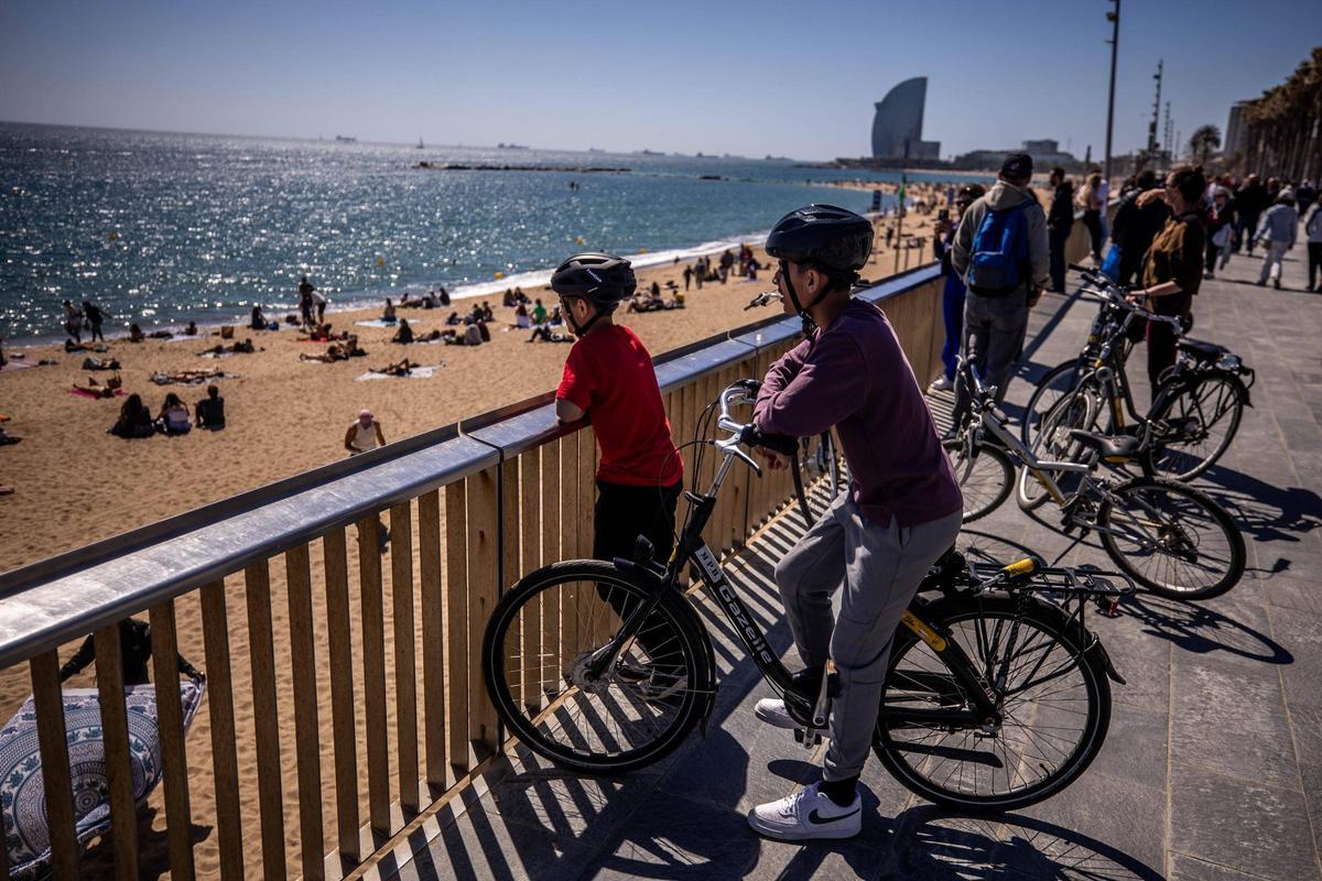 Ambiente de verano en las playas de Barcelona por Semana Santa
