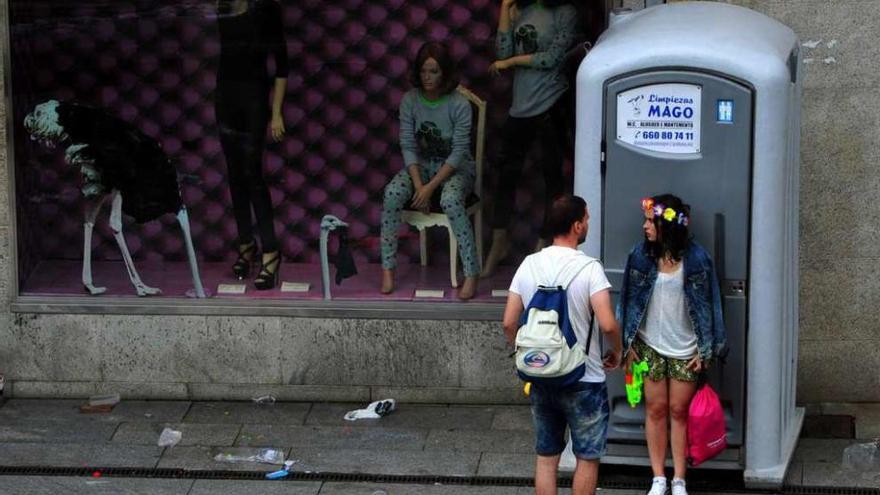 Aseos químicos durante la Festa da Auga en una calle de Vilagarcía. // Iñaki Abella