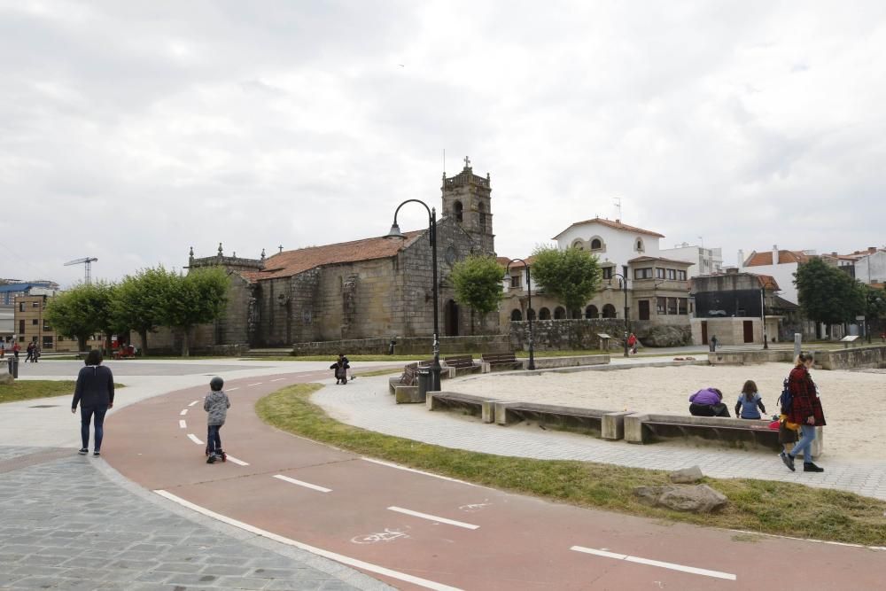 Los menores salen a la calle con juguetes, pelotas, patinetes, peluches y mascarillas después de 42 días de confinamiento - Los padres celebran el final del largo encierro en sus casas.