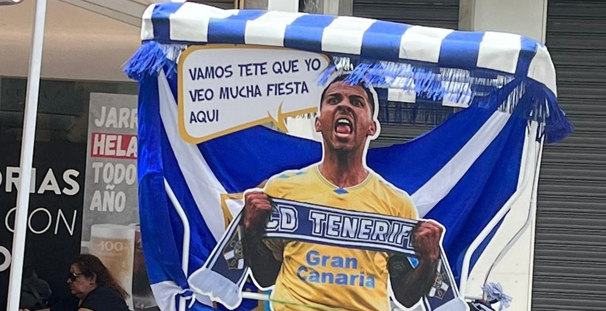 El cartel de Viera del 'veo mucha fiesta aquí' antes de la disputa de la final entre Tenerife y Girona.