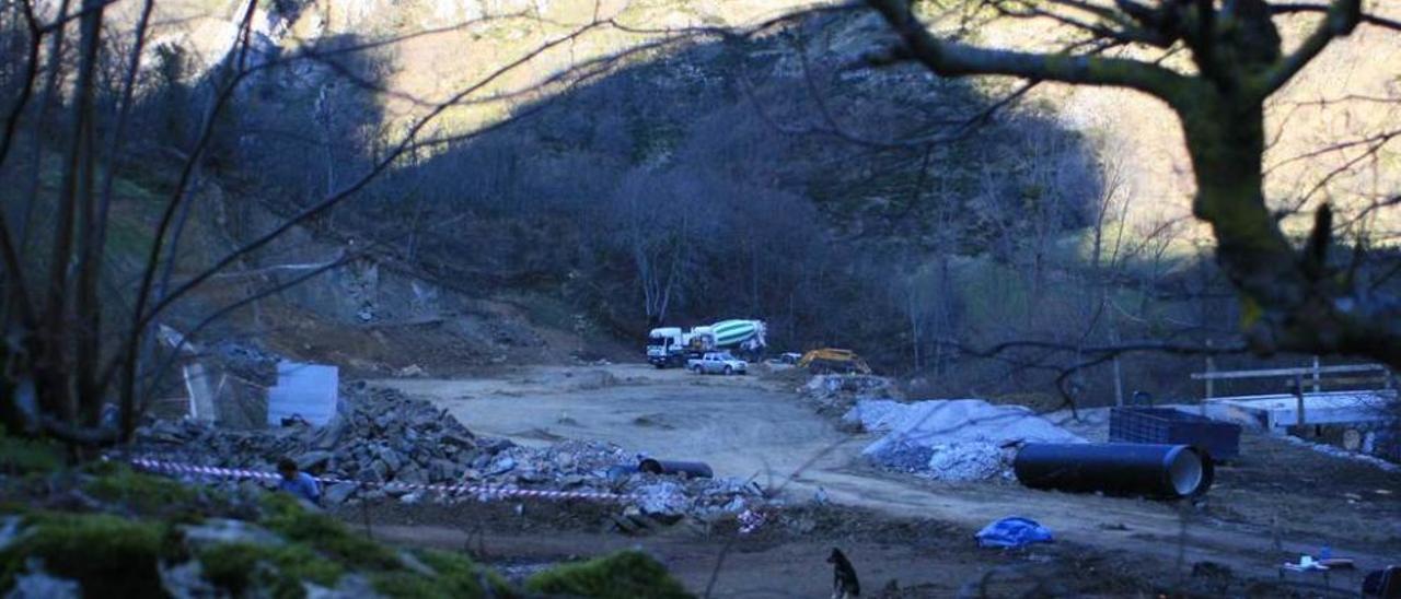 Terrenos, en 2009, en Veigas donde se llegó a hacer obra para la planta.