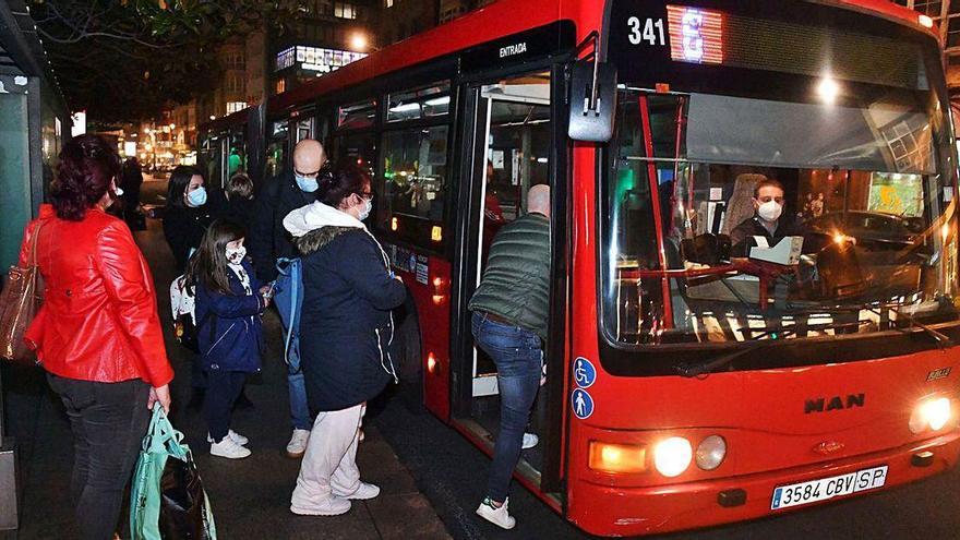 Pasajeros suben al autobús en el plaza de Pontevedra.