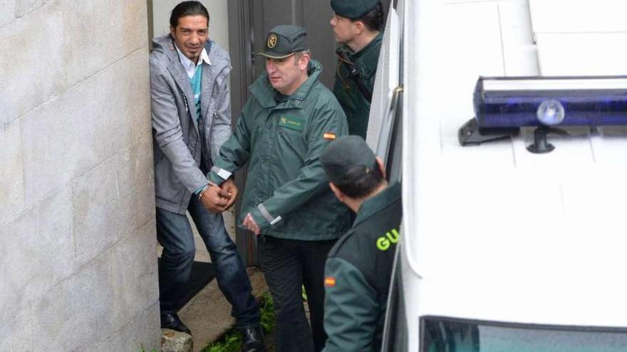 La Guardia Civil lleva a José Cortiñas hasta el furgón policial durante el juicio en Pontevedra. // G. Santos