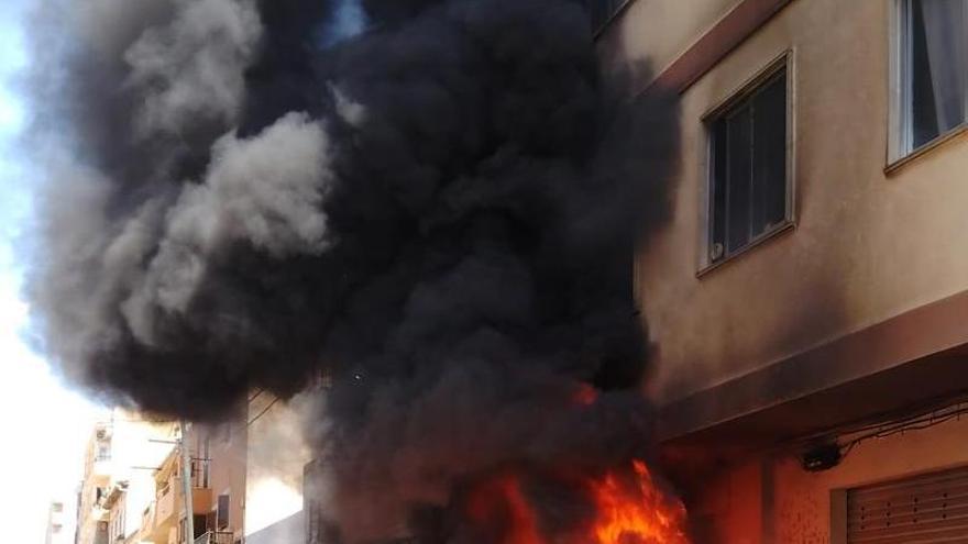 Un voraz fuego destruye un coche aparcado en Cas Capiscol y el humo afecta a la fachada de un edificio