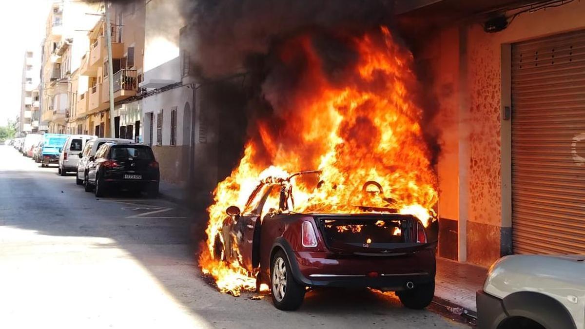 INCENDIO COCHES MALLORCA | Un voraz fuego destruye un coche aparcado en Cas Capiscol y el humo afecta a la fachada de un edificio