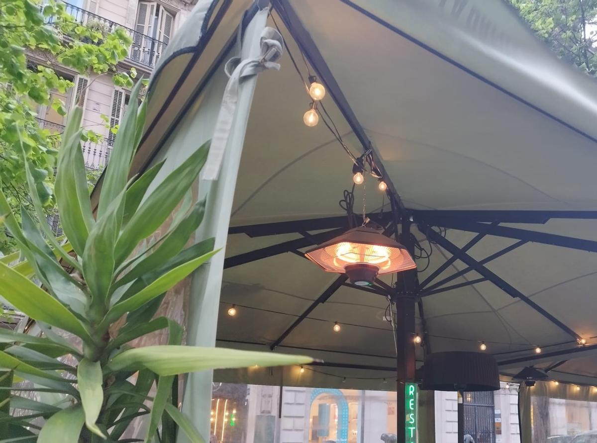 Una de las estufas eléctricas que pueden verse en muchos restaurantes de la rambla Catalunya