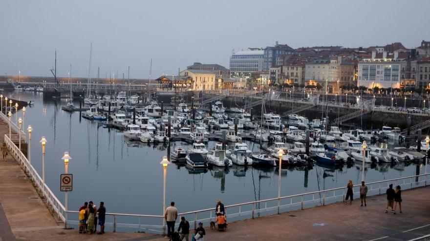 Vista, esta noche, de la zona del Puerto Deportivo, con Cimavilla al fondo, desde donde se lanzarán los fuegos artificiales.