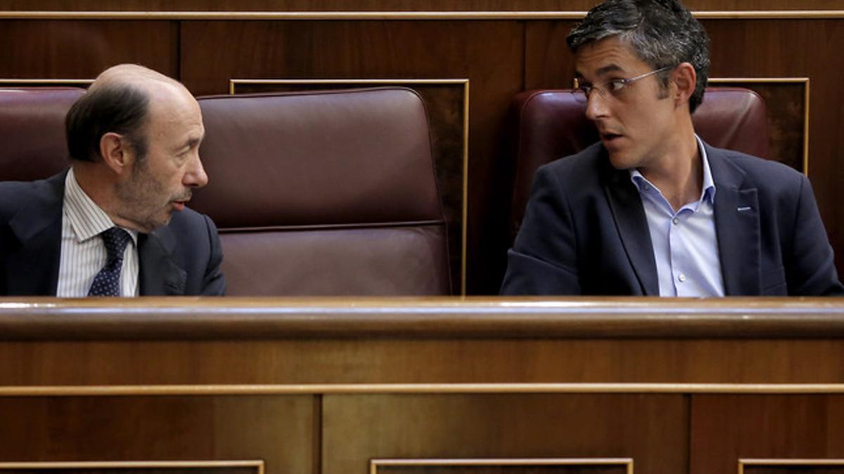 Alfredo Pérez Rubalcaba y Eduardo Madina, durante un pleno en el Congreso de los Diputados