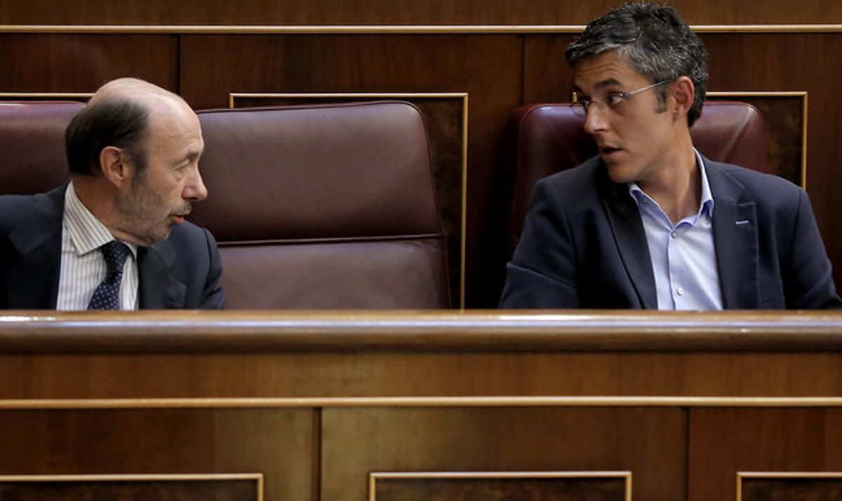 Alfredo Pérez Rubalcaba i Eduardo Madina, durant un ple al Congrés dels Diputats.