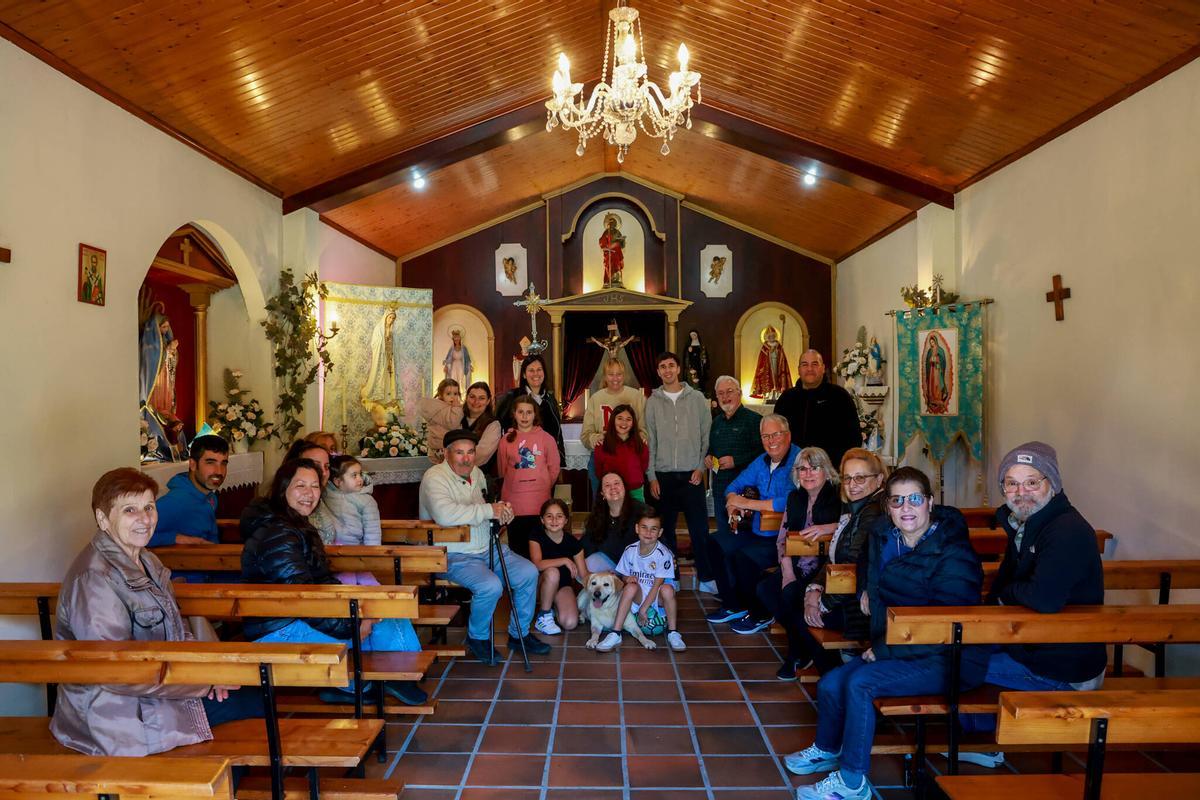 Voluntarios que cuidan la pequeña capilla de San Pedro de Mouzos.