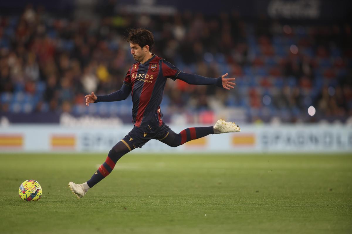 José Campaña hizo su última aparición con el Levante frente al Mirandés. La lesión le tendrá lejos del terreno de juego durante, al menos, seis meses.