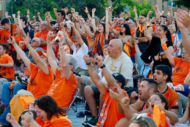 Ambiente taronja en el Roig Arena para ver la Final Four