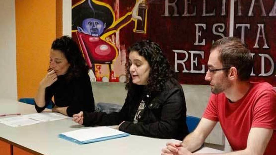 De izquierda a derecha, Ángeles Alonso, Lucía Nosti y Álvaro Granda, presidente del Conseyu de la Mocedá de Gijón.