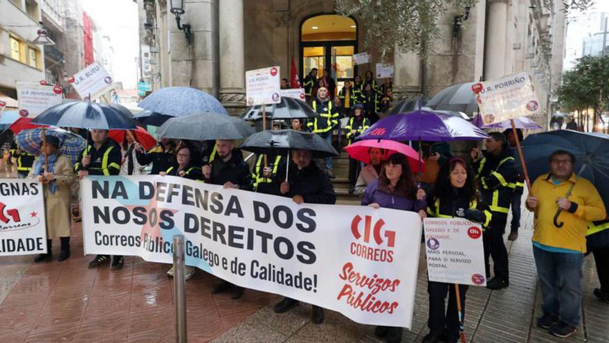 Los manifestantes, en Correos. |  Gustavo Santos