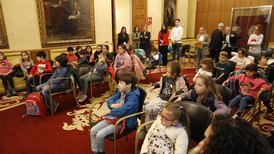 En imágenes: El colegio Noega visita el Ayuntamiento de Gijón