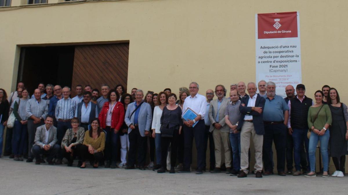 Membres del Consell Regulador de la DO Empordà, celleristes i convidats davant l’antiga Cooperativa de Capmany