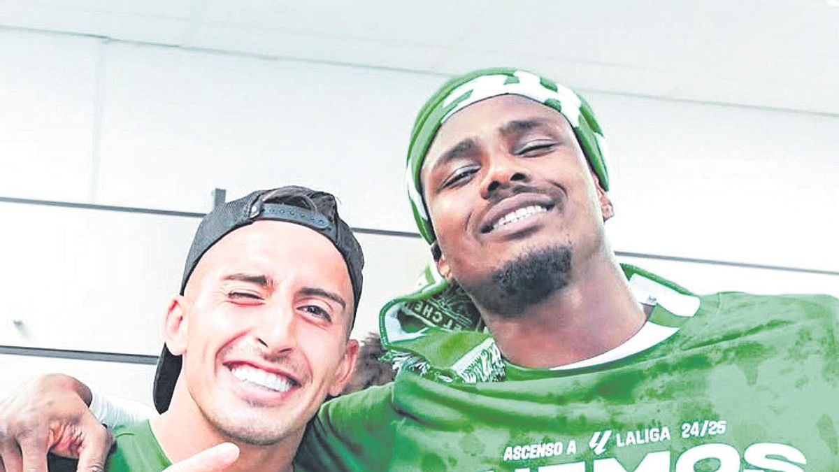 Sory Kaba (d) festeja con Nico la conquista del ascenso del Elche en Riazor.