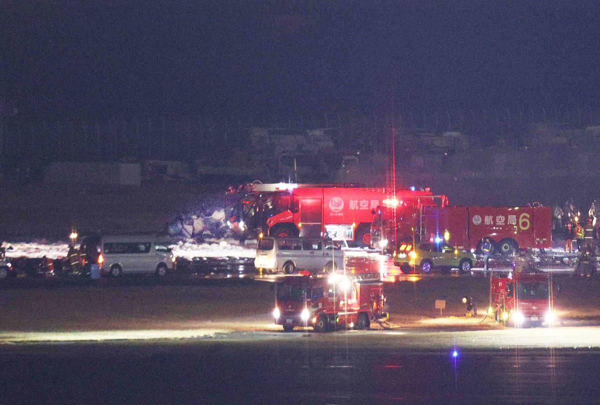 Avión de pasajeros de JAL estalla en llamas en el aeropuerto de Haneda en Tokio.