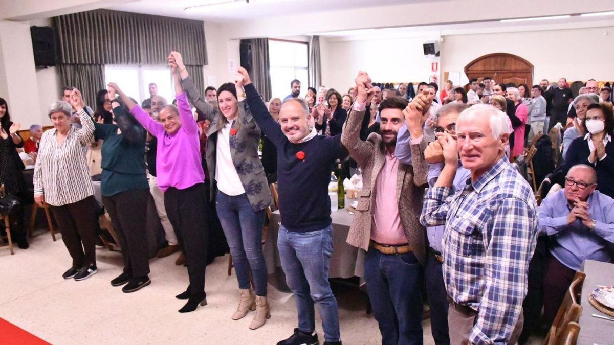 Victoria Alonso, entre Carmela Silva y David Regades, en el acto de presentación de su candidatura.