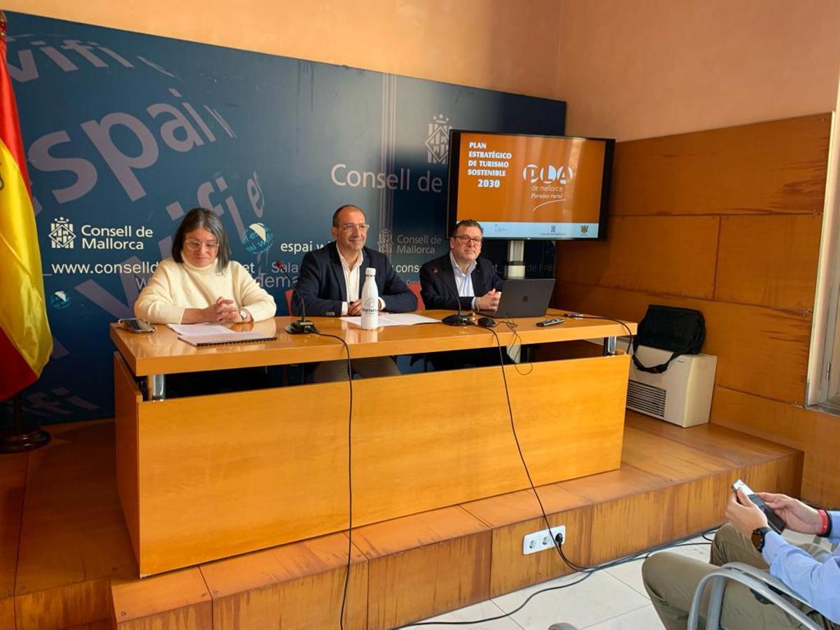 Joana Maria Pascual, Pedro Mas y Jorge Vallina, de la empresa Global, Consultoría y Turismo, han presentado el plan este martes en la sede del Consell.