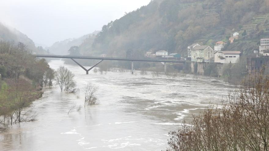 Así libera la presa de Os Peares por el elevado caudal del Miño