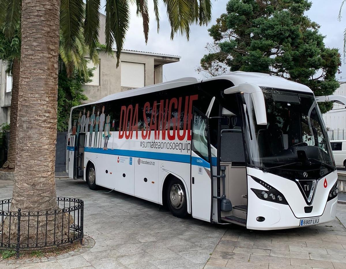 Un autobús de ADOS en un concello gallego