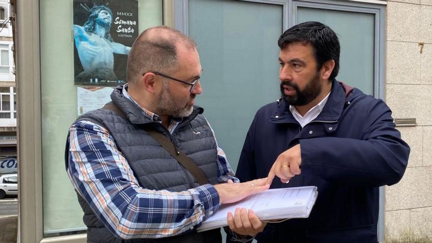 Mouriño y Costoya charlan ante la sede de la cofradía.