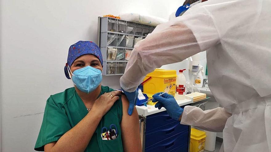 Vacunación a personal sanitario en Málaga.
