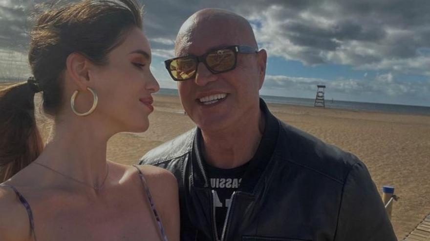 Marta López y Kiko Matamoros en la playa de Guacimeta, en Playa Honda (Lanzarote).