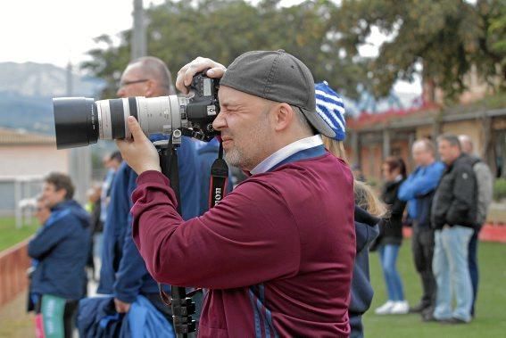 Hertha-Fans schauen beim Training zu.