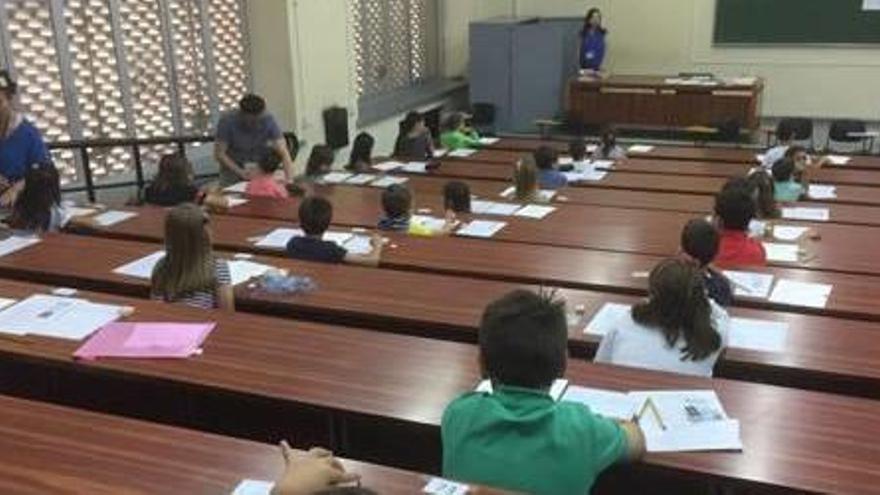 Alumnos en los exámenes del Instituto Confucio.