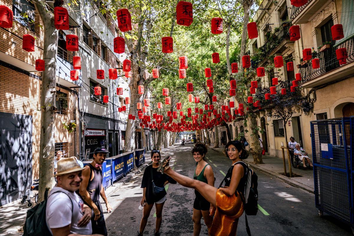 Barcelona 21/08/2026 Barcelona Preparativos de la calle Valladolid en las fiestas de Sants,que invita a los paseantes a recorrer los parajes exóticos de la histórica Ruta de la Seda. AUTOR: JORDI OTIX