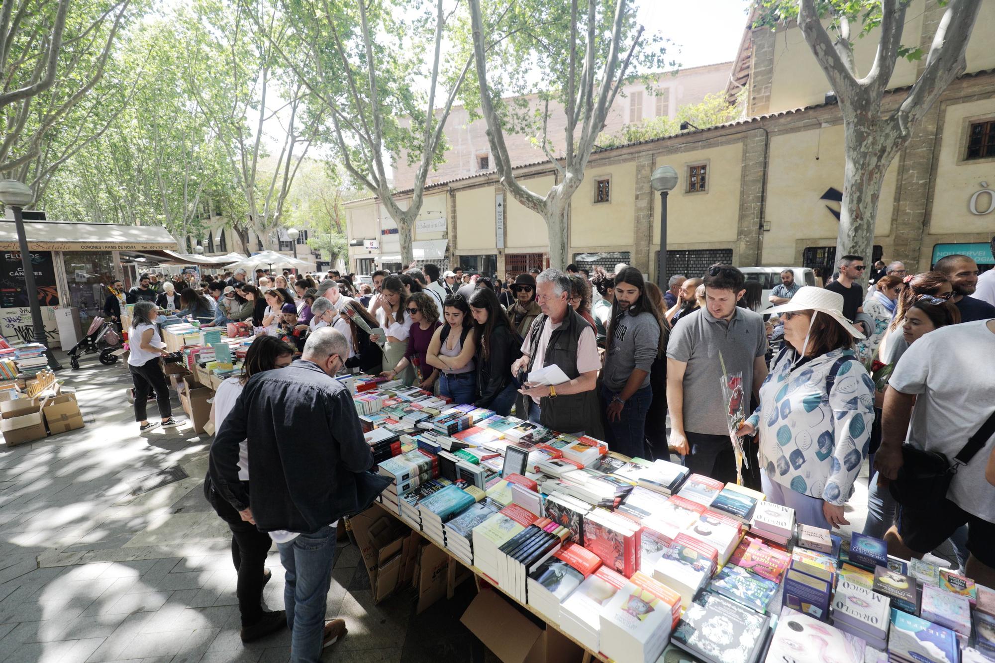 Día del Libro en Mallorca: Los lectores abarrotan el centro de Palma