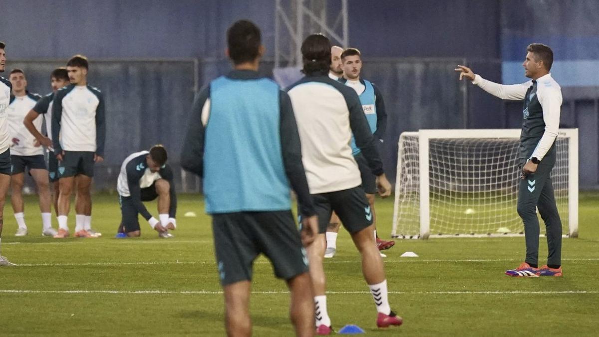 Juanfran Funes, entrenador del Málaga CF, da indicaciones a sus jugadores durante un entrenamiento del Málaga CF en el anexo de La Rosaleda.