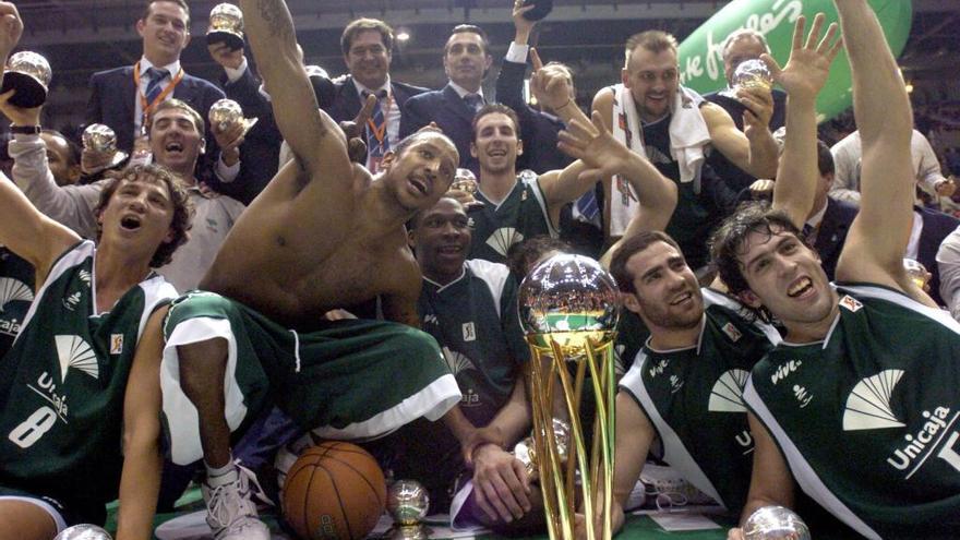 El Unicaja celebra su título de Copa en Zaragoza