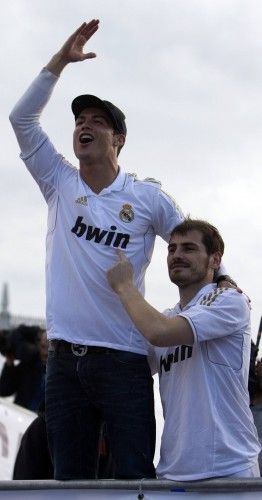 Real Madrid's Ronaldo and Casillas dance around the Cibeles statue in central Madrid