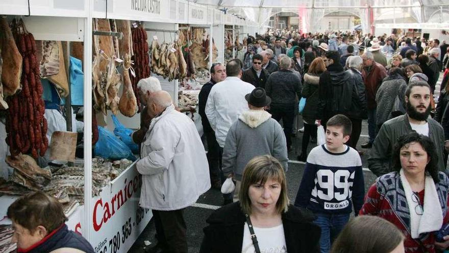 Puestos en la carpa Mahou en la pasada edición de la Feira do Cocido. // Bernabé/Luismy