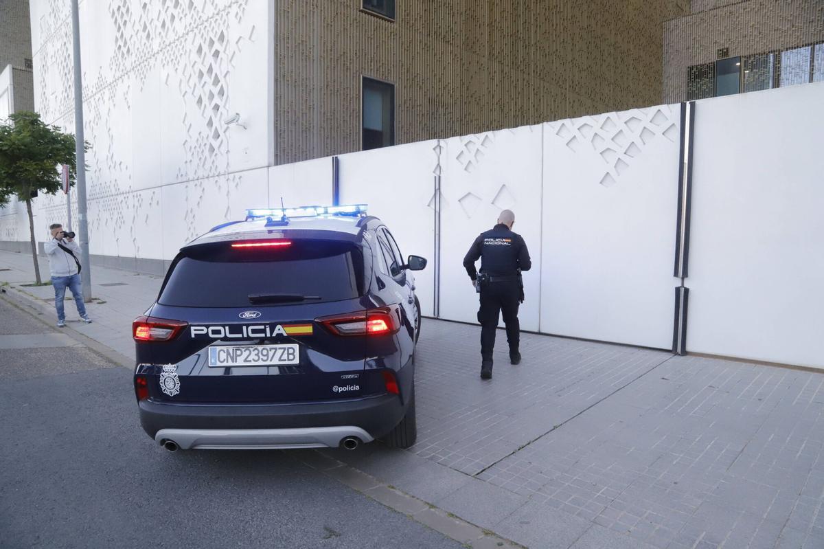 Momento en el que llegaba el detenido por el crimen de la Fuensanta a la Ciudad de la Justicia.