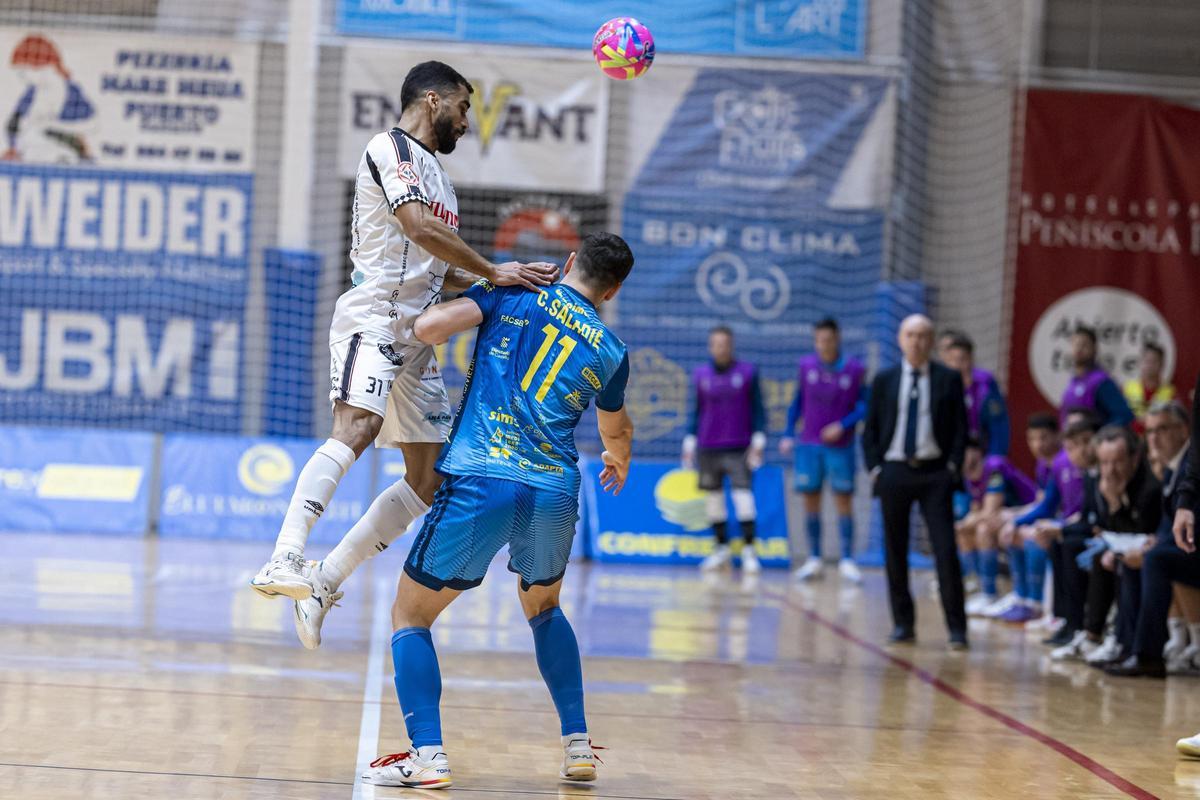 Saladié disputa el balón.