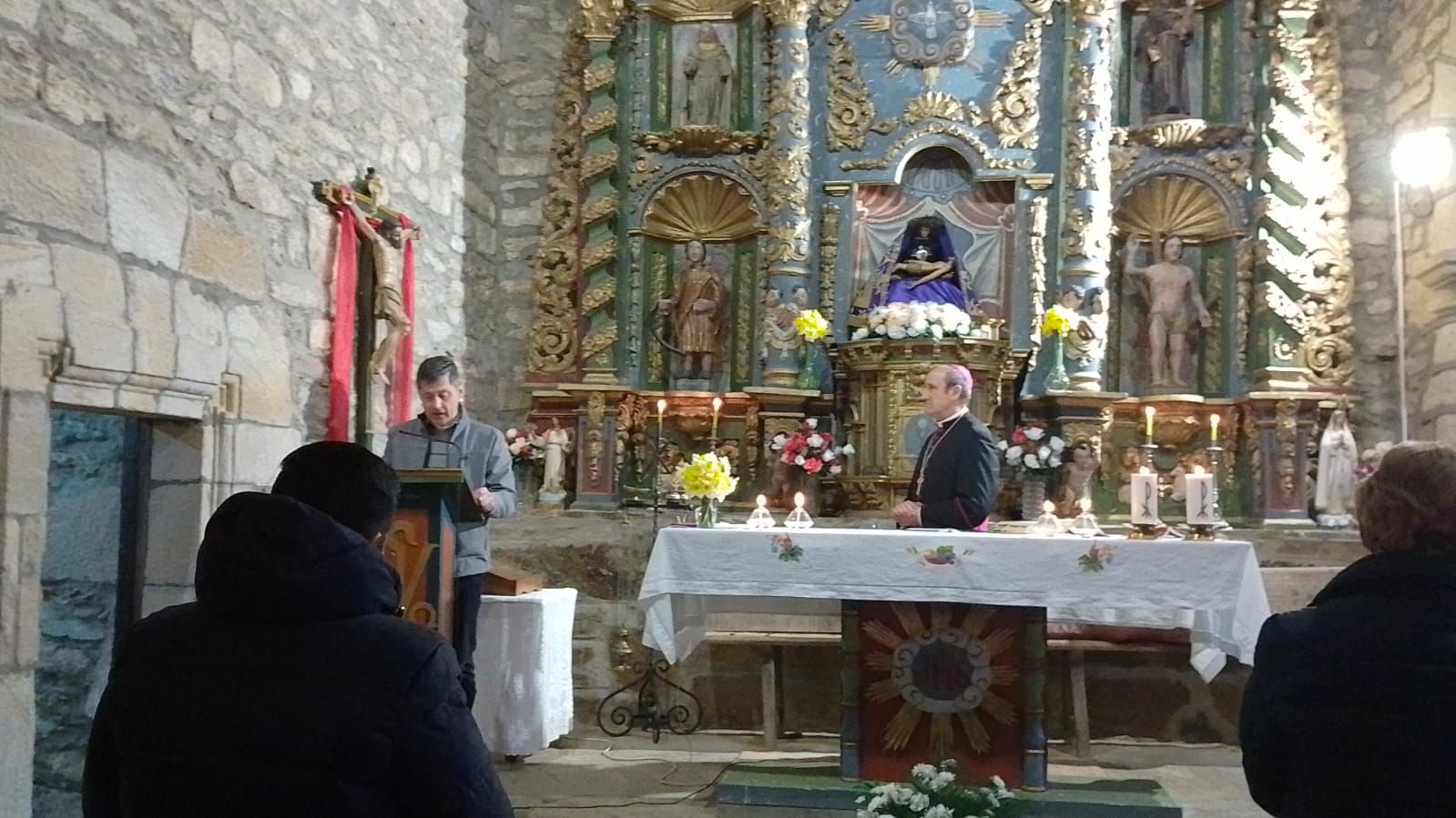 GALERÍA | El obispo visita Manzanal de Arriba y la parroquia de Sandín