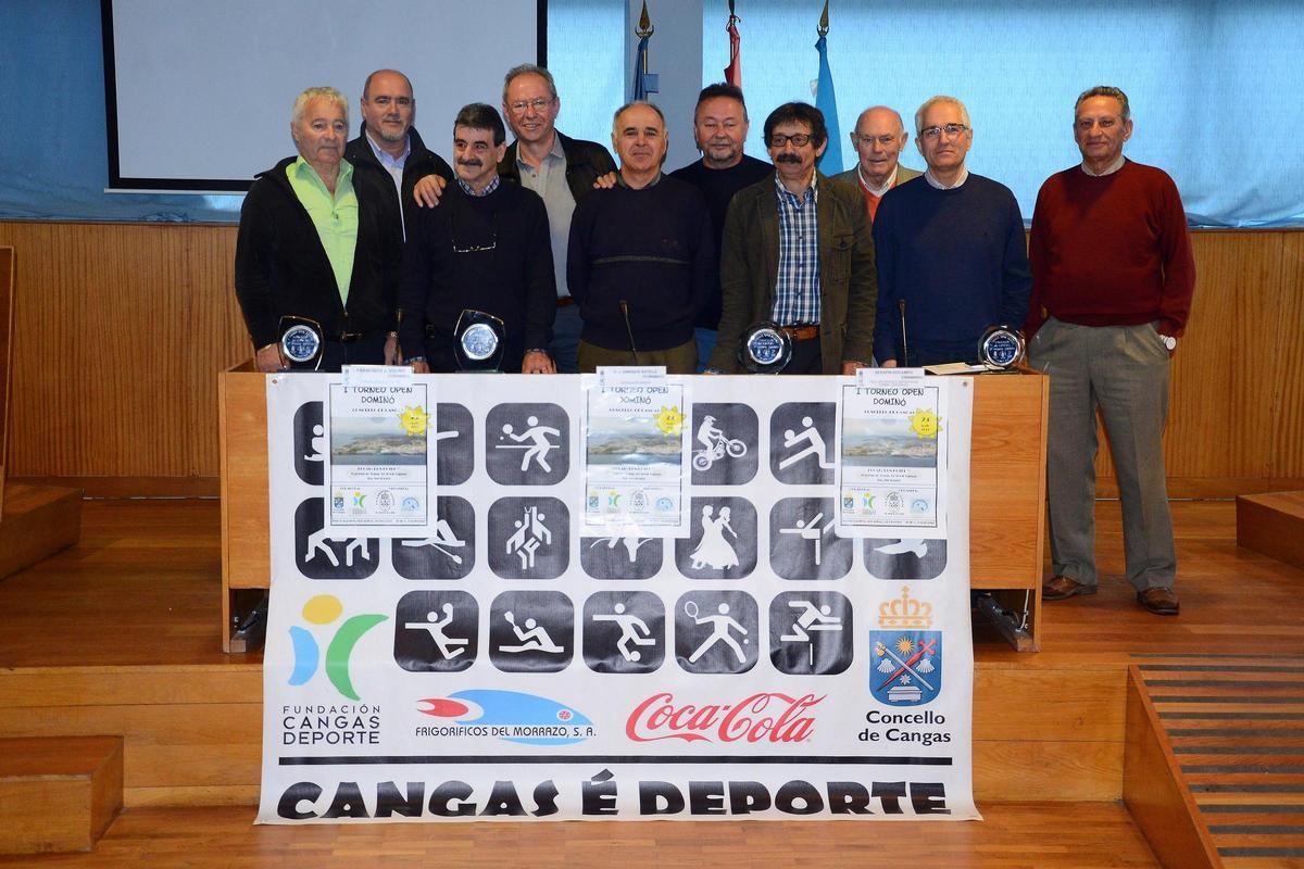 Integrantes del Club Dominó Morrazo en la presentación de 2014.
