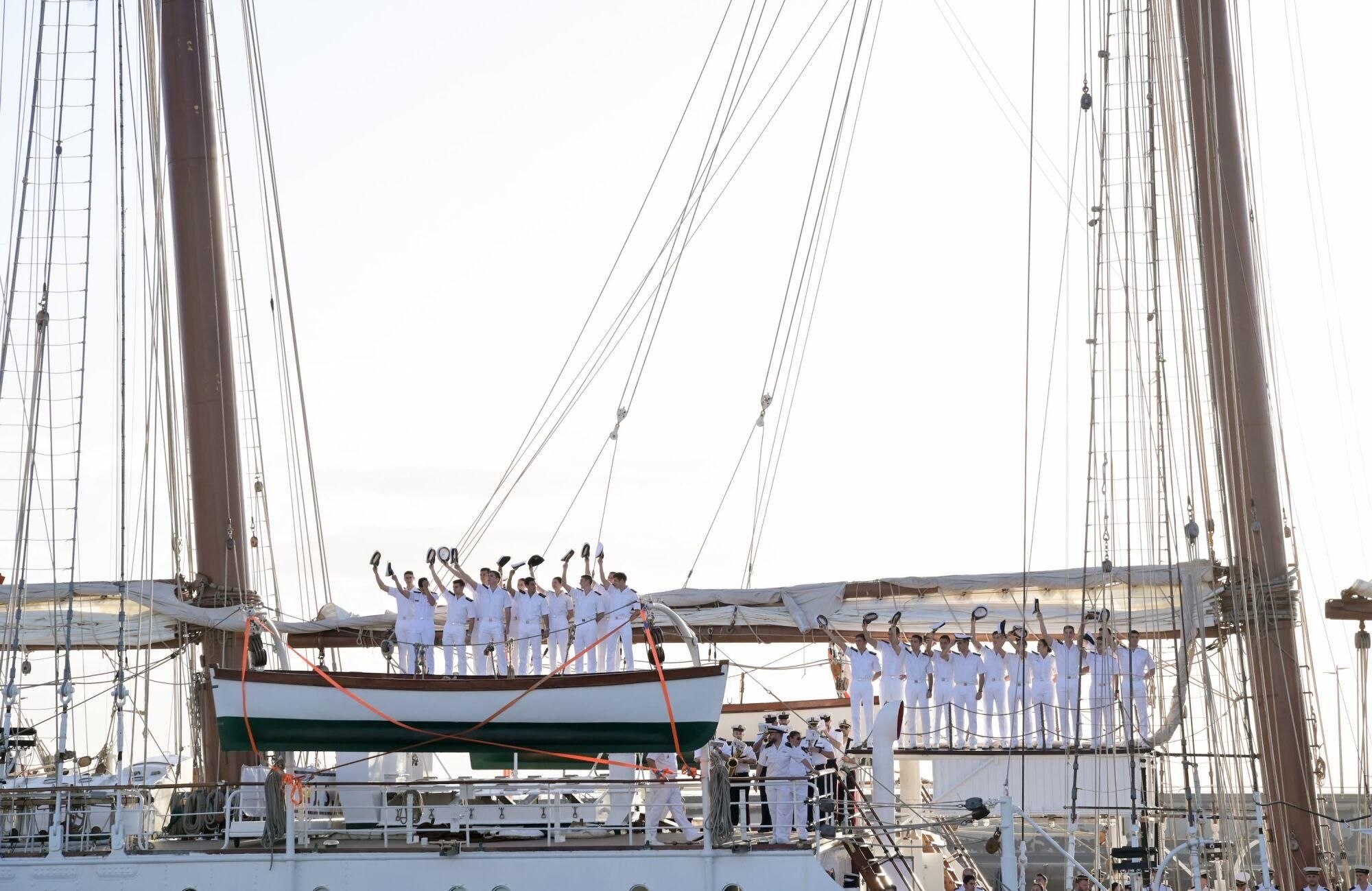 La Princesa Leonor, a su llegada al puerto de Santa Cruz de Tenerife con motivo de una escala en la isla como paso previo a partir hacia América, a 17 de enero de 2025, en Santa Cruz de Tenerife, Tenerife, Canarias (España). La princesa Leonor ha llegado a bordo del buque escuela 'Juan Sebastián de Elcano' a Santa Cruz de Tenerife, donde pasará tres días junto al resto de sus compañeros guardiamarinas con los que ha bajado a tierra en su primera escala desde que zarpó de Cádiz. 17 ENERO 2025;PRINCESA;LEONOR;TENERIFE;SANTA CRUZ;ELCANO Europa Press Canarias 17/01/2025. PRINCESA LEONOR;Europa Press Canarias;