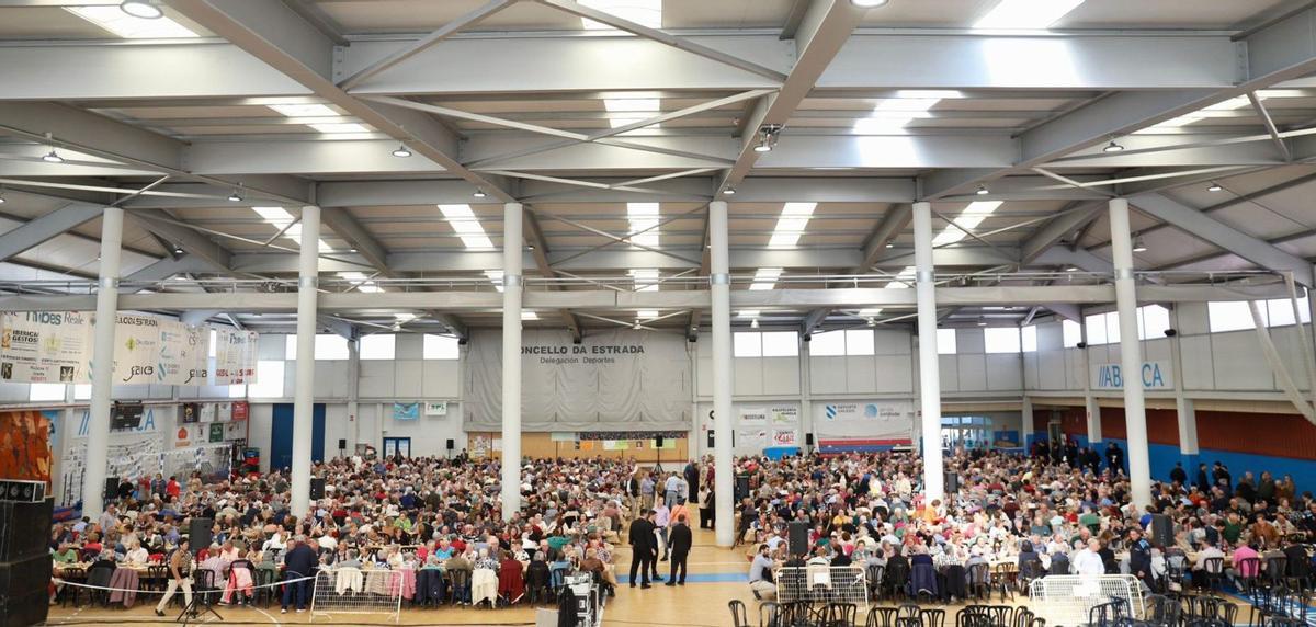 Asistentes al envento en el polideportivo Manuel Coto Ferreiro.  | FIRMA