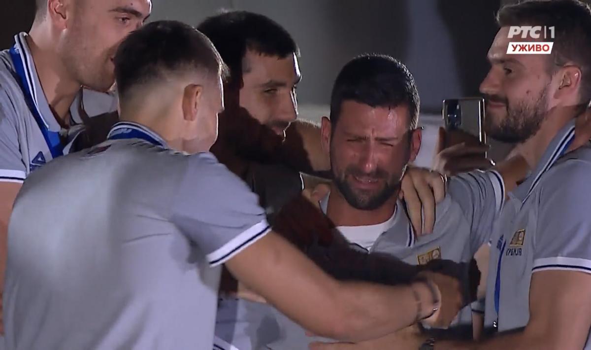Novak Djokovic, muy emocionado junto a los jugadores serbios de baloncesto en el centro de Belgrado