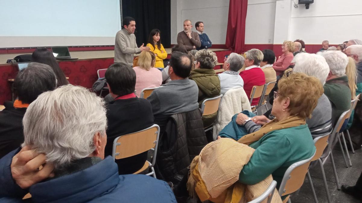 Reunión entre el Ayuntamiento y los vecinos de la Font Dolça y Sagrado Corazón.