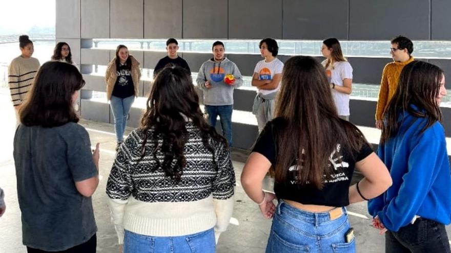 Participantes en la actividad de Arousa Moza en la Estación Náutica de Vilanova.