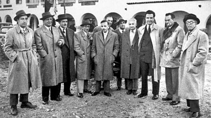 Al davant i d&#039;esquerra a dreta: Ignasi Bosch, Josep Claret, desconegut, Josep Esteve, Joan M. de Ribot, desconegut, Joan Margarit, Joaquim M. Masramon i Joan Roca, a Sant Narcís, en la festa patronal dels arquitectes, a finals dels anys 40.