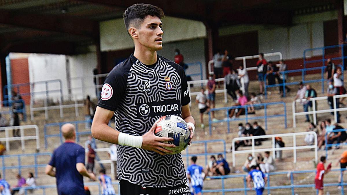 Mario de Luis, durante un calentamiento esta temporada . | Real Avilés