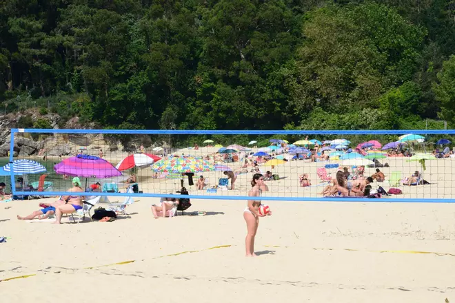 Los bañistas llenan las playas de O Morrazo ante la subida del mercurio
