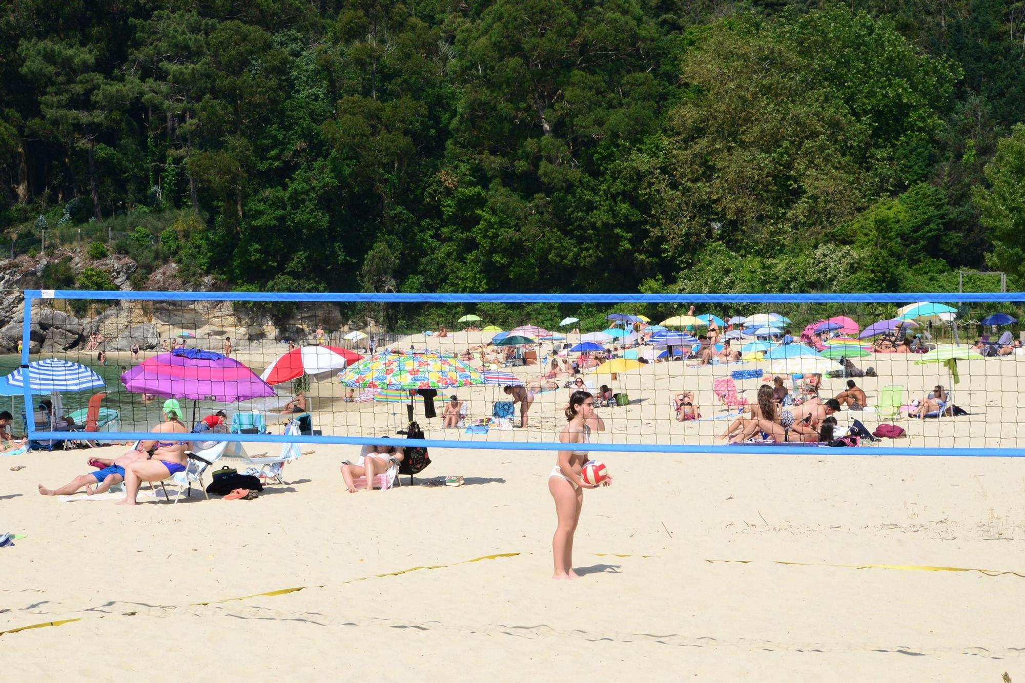 Los bañistas llenan las playas de O Morrazo ante la subida del mercurio